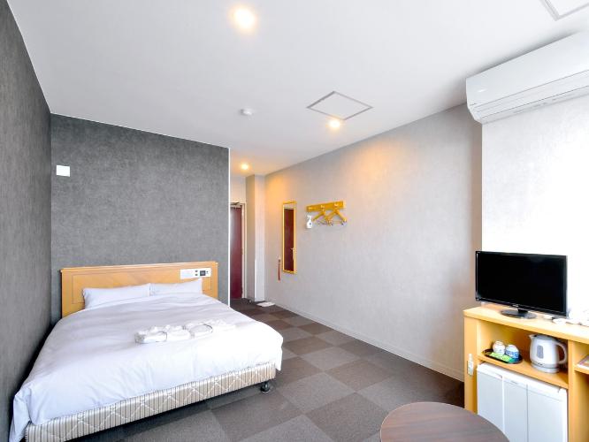 【洋室ダブル】2018年のリニューアルでシックな色合いで寛げます。