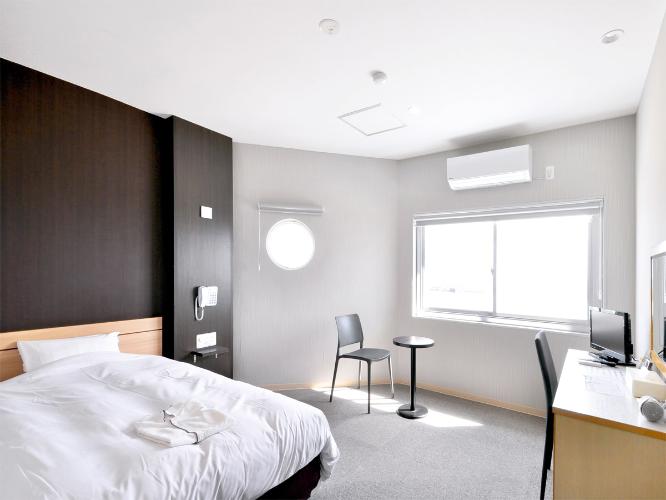 【洋室シングル（角部屋）】落ち着いた色彩のお部屋にリニューアル。