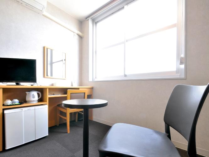 【客室設備】調度品ほか、電気ケトルや冷蔵庫もあり快適に過ごせます。