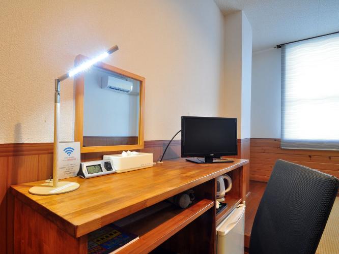 【和洋室シングル】調度品は不足なくそろっております。