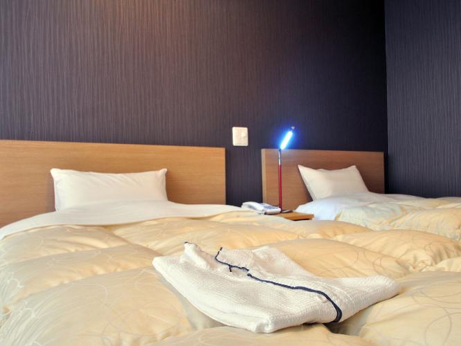 【客室イメージ】ツインベッドとスタンド