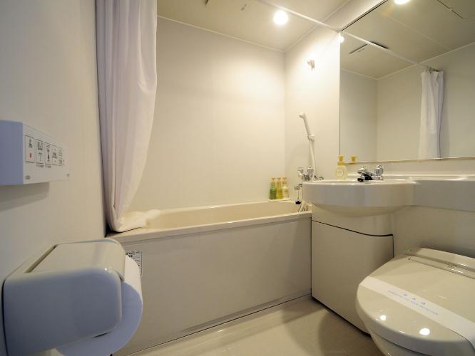 【シングル】ユニットバスでお手洗いは温水シャワー洗浄機付便座です。