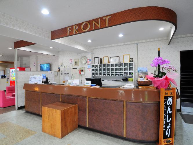 【フロント】当ホテルは沖永良部島の玄関口、和泊港から歩いて5分です。