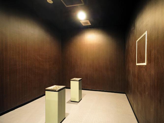 【喫煙室】コインランドリーの奥に喫煙室がございます。