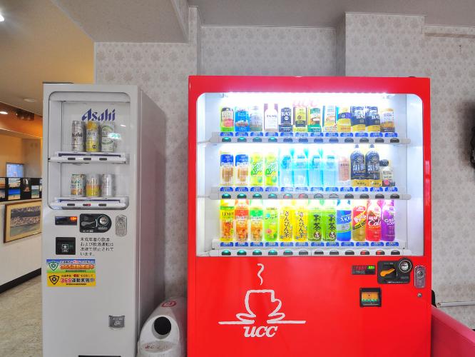 【ロビー】ロビーに設置された自動販売機です。