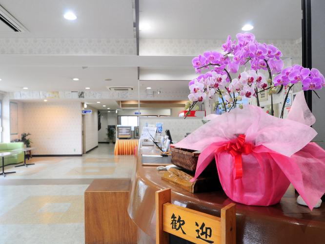 【フロント・ロビー】めんしょり（いらっしゃいませ）！ようこそホテルシーワールドへ。