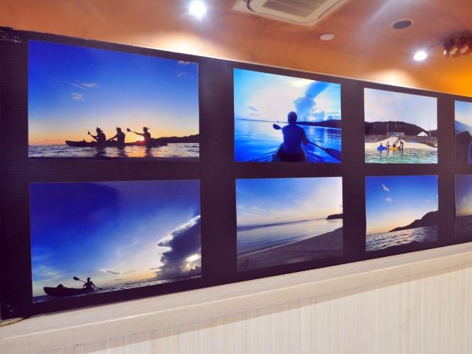 【ロビー】喫茶コーナーにあるミニ写真展です。