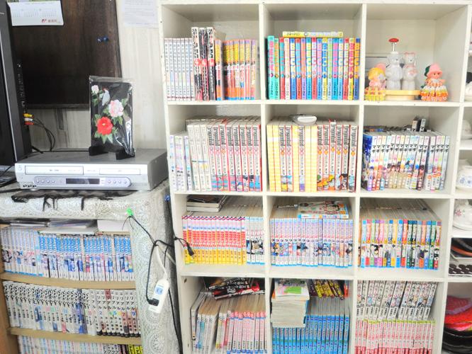 【食堂のコミックコーナー】民宿でまったりと漫画で過ごす休日も…♪