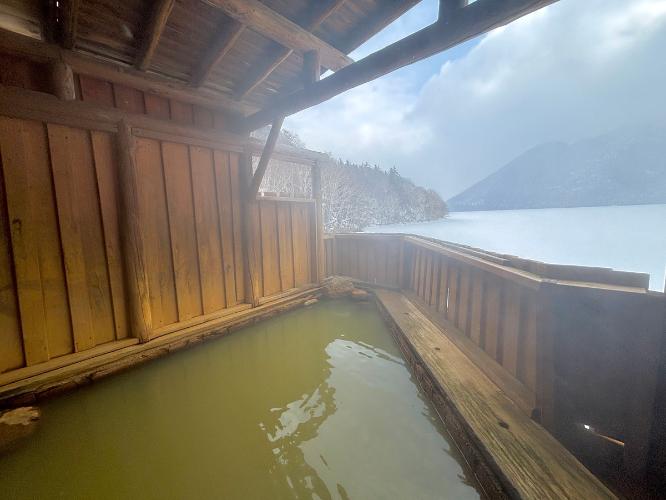 【冬の露天風呂】ひんやり冷たい空気と熱々の温泉が気持ち良い露天風呂。