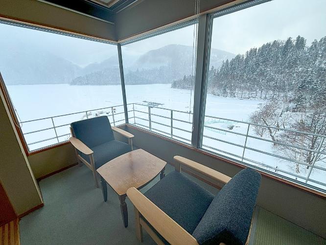【特別室】冬はコタンの様子もお部屋から見られます。（客室一例）