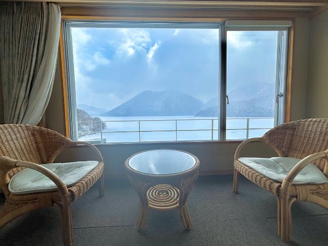 【和室10畳】冬は一面が雪と氷に覆われた然別湖の景色をお楽しみください。（客室一例）