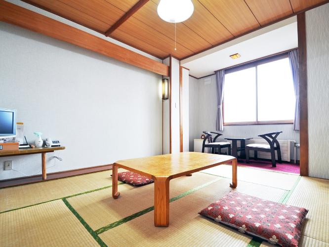 【本館和室8畳】3名様までご利用いただけます。※本館エレベーター無し