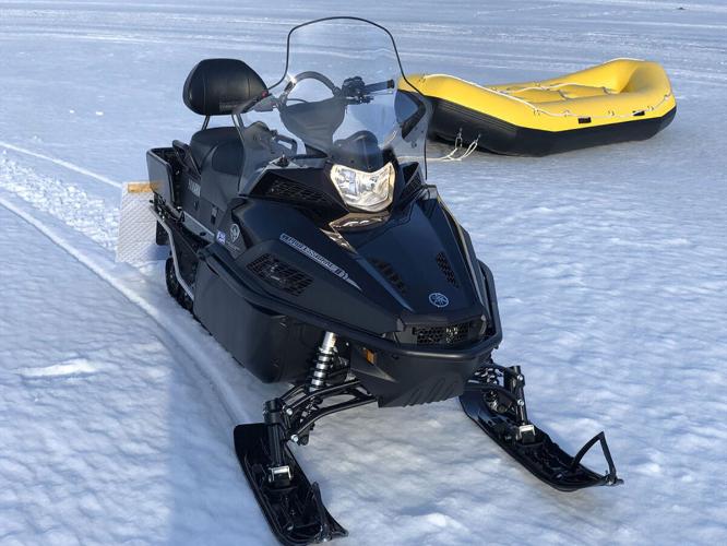 【しかりべつ湖コタン／スノーラフティング】大型スノーモービルに引っ張られるゴムボートに乗って雪上を大疾走！