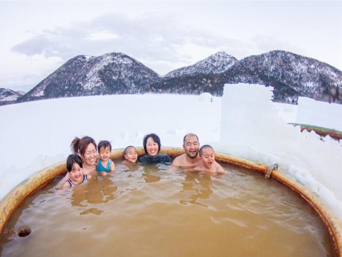 【しかりべつ湖コタン／氷上露天風呂】一度に利用できる人数は10名程度です。
