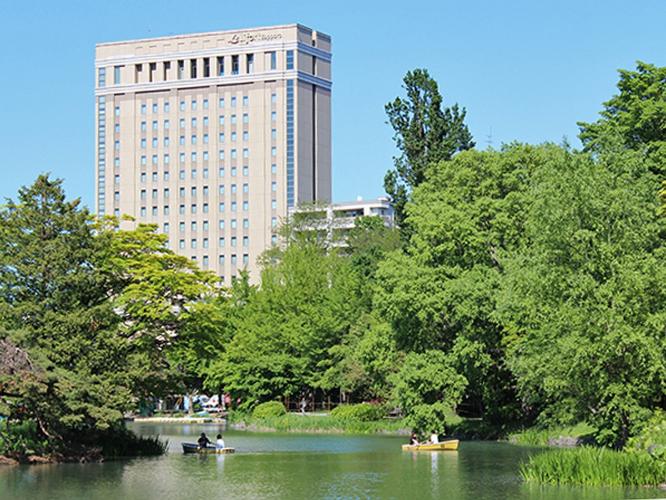 【外観】ホテルライフォート札幌 夏 中島公園 菖蒲池から