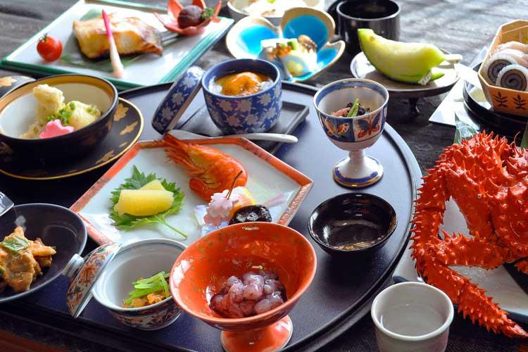 【照膳-TERU-ZEN】照月旅館の名物料理「うにの茶碗蒸し」はじめ料理長快心の逸品が並びます。