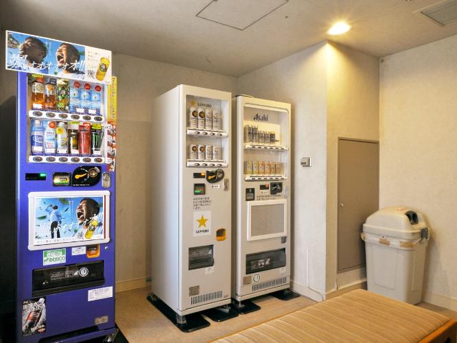 【設備】アルコールも自動販売機にて販売しております