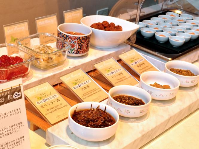【朝食】朝食例　羅臼昆布使用した食べるラー油・トマト味噌などごはんのお供も豊富