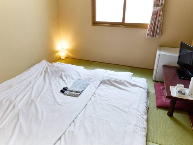 【和室2名利用】和室4畳半にお布団を2枚敷いたお部屋です。
