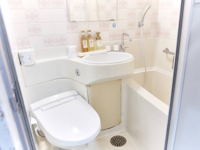 コンパクトな客室ユニットバス。全室洗浄機能付トイレ完備。