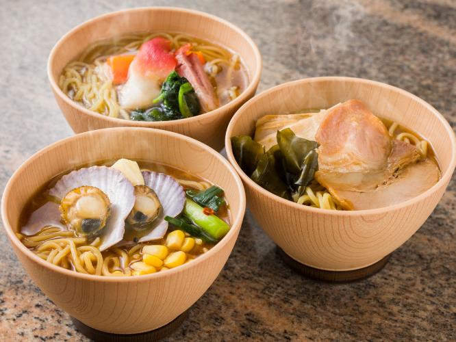 【朝食】北海道三大ラーメン（手前から時計回りに：旭川醤油らーめん、函館塩らーめん、札幌味噌らーめん）