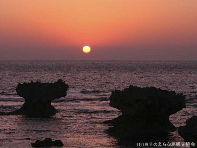 【周辺観光】「ウジジ浜公園」　浸食された奇岩群はとても目を引きます