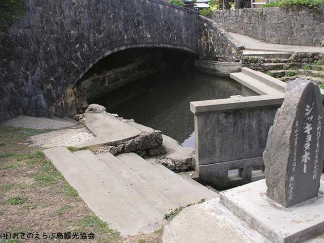 【周辺観光】「ジッキョヌホー」　水道整備以前の貴重な水源地です