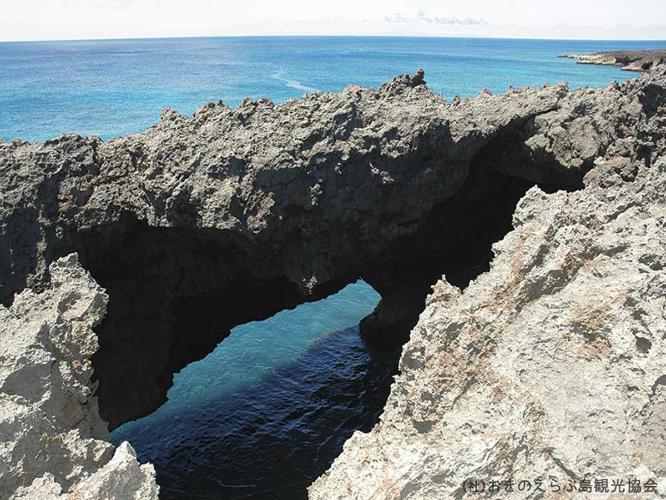 【周辺観光】「フーチャ(潮吹き洞窟)」　嵐の時は20〜70mも波を噴き上げます