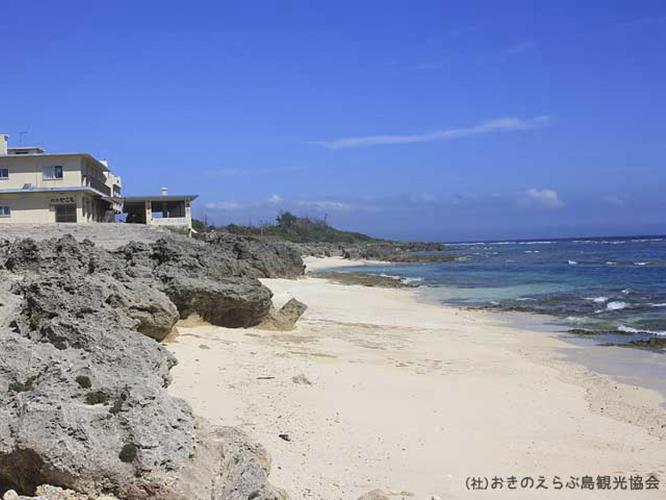 【周辺観光】「屋子母ビーチ」　白い砂浜とリーフの間にサンゴ礁が広がっています