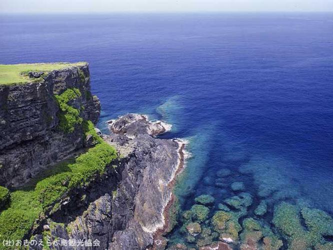 【周辺観光】「田皆岬」　島の北西部にあり、東シナ海に突き出した岬は高さ51ｍの断崖絶壁