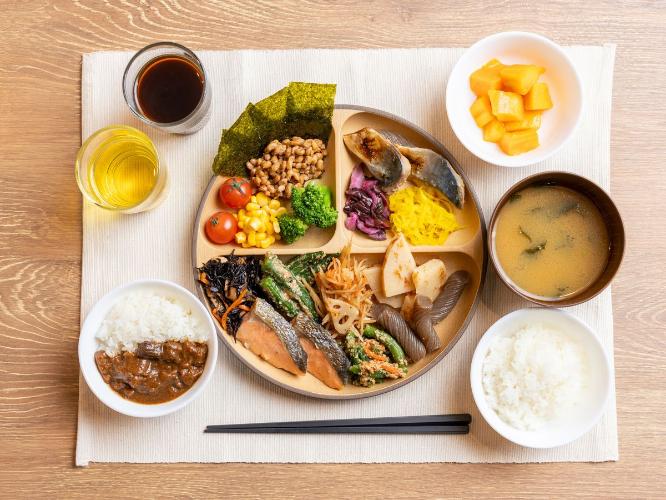 高知の食材、名物を贅沢に使用した和洋30種類をご用意しております