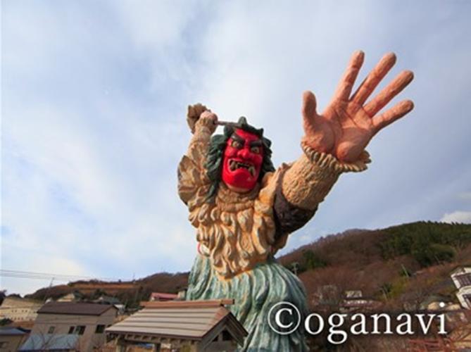 観光地　なまはげ立像　門前