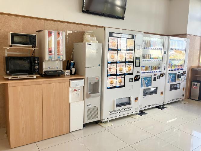 自動販売機もございます。（お茶、お水、ジュース等はもちろん、お酒類もございます）