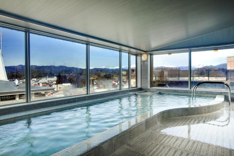 天望大浴場「星の湯.月の湯」　飛騨の山並みを望む展望大浴場