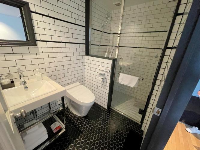 スーペリアタイプのお部屋に備わる洗面、トイレ、シャワーブースです。（お部屋により配置は異なります）