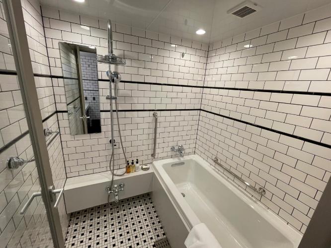 デラックスタイプ以上のお部屋に備わるお風呂です。洗面、トイレ別（お部屋により配置は異なります）