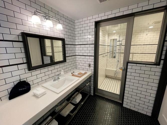 デラックスタイプ以上のお部屋に備わる洗面です。バス・トイレ別。（お部屋により配置は異なります）
