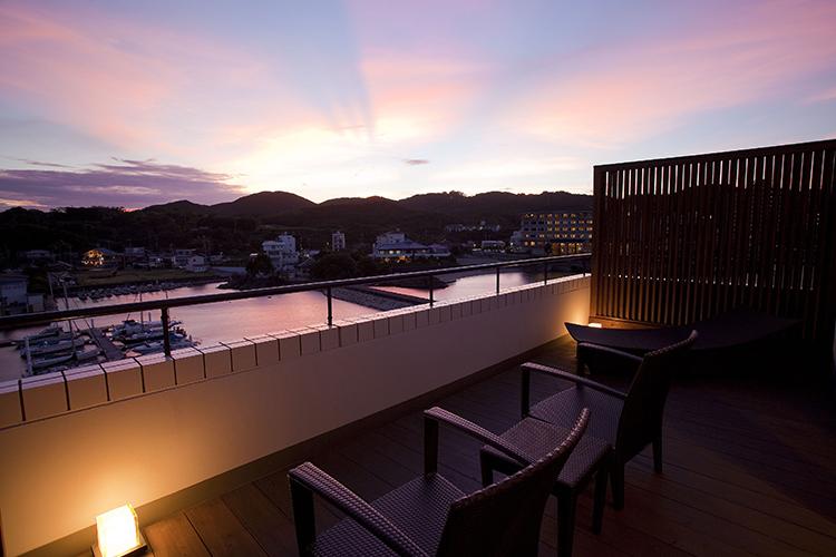 ≪温泉露天風呂付ハーバースパテラスルーム≫三熊山に沈みゆく夕陽をプライベートデッキから