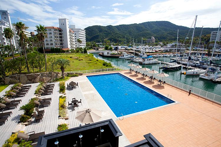 ヨットハーバーを見渡す海辺のリゾートプール【プールは7月1日から9月上旬または中旬まで営業】
