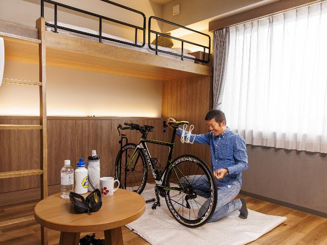 客室内では、バイクのメンテナンスも可能です。