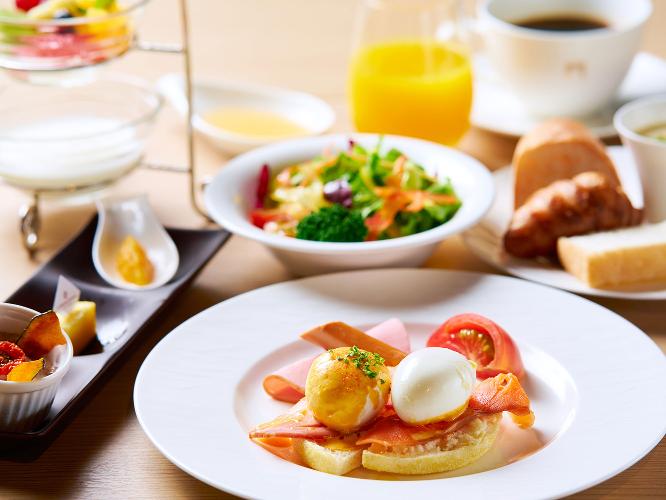 朝食メインメニュー「エッグベネディクト」