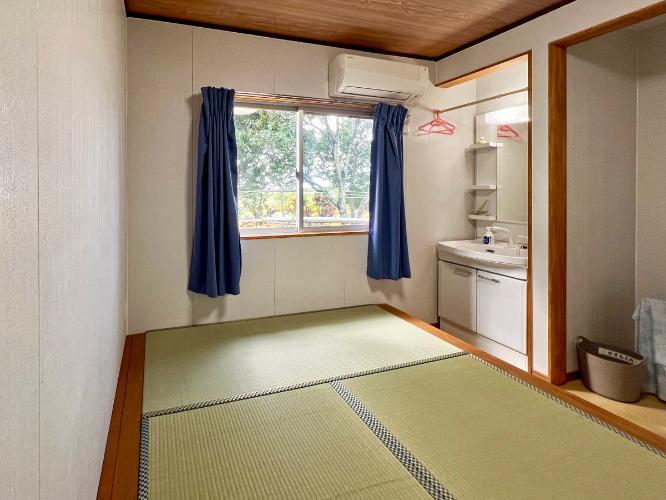 【一階ワーケーションルーム】畳小上がりまたはベッドのワーケーション向きのお部屋