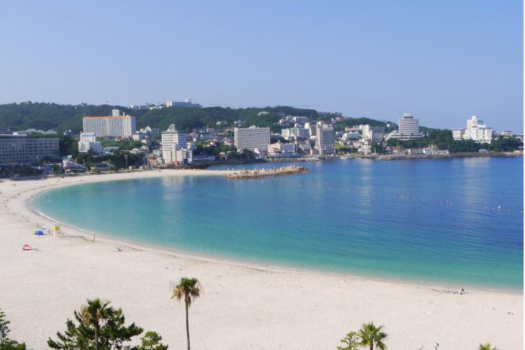 青い海と白い砂の美しいコントラスト