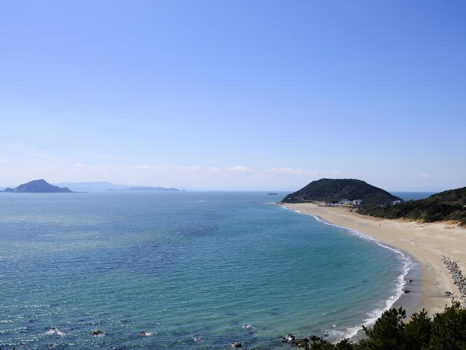 ≪恋路ヶ浜≫灯台から続く砂浜が美しい。レンタサイクルもあり、爽快感が味わえる！（車で約3分）