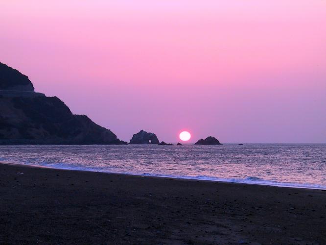 ≪日出の石門（ひいのせきもん）≫真ん中がまるで門のように侵食された岩。日の出が絶景（車で約3分）