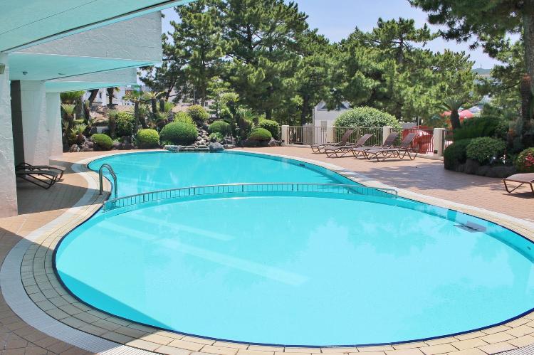 【プール】夏季営業の屋外プールがございます。