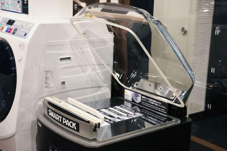 衣類圧縮機「Smart Pack（スマートパック）」 にて、衣類などのかさばるお荷物を専用機械で圧縮可能です。