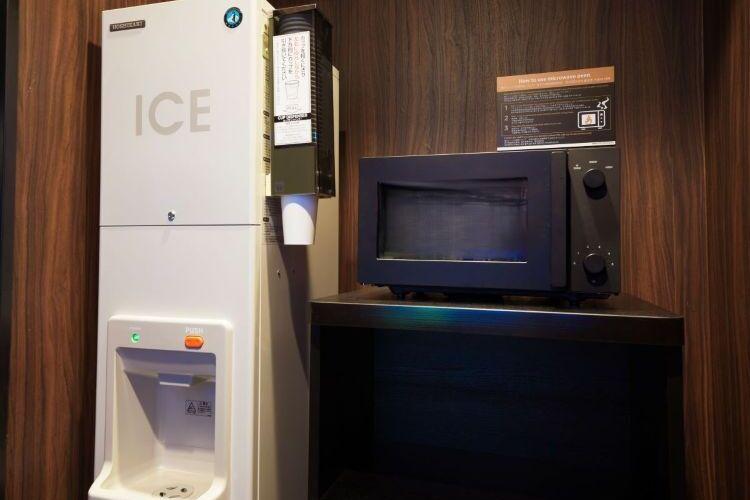 館内には製氷機・電子レンジを設置しております。