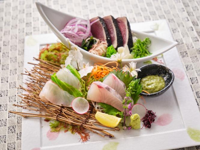 【造り】乙女鯛春キャベツ昆布締め、土佐勘八香南市産ニラぬたや鰹の藁焼きタタキなど土佐づくしの御造り。