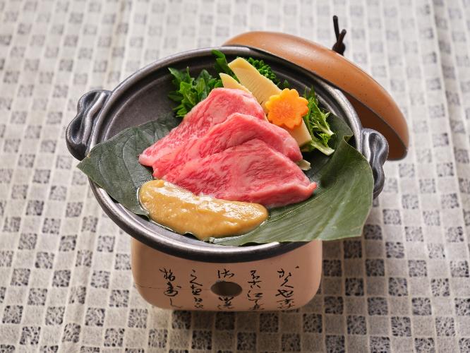 【焼肴】黒毛和牛に味噌をかけ朴葉で包み焼きにすることで芳醇で奥深いコクと旨みが凝縮された一品。